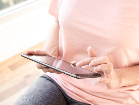 Heilmittelerbringerin informiert sich mit Hilfe eines Tablet über Befund und ICF