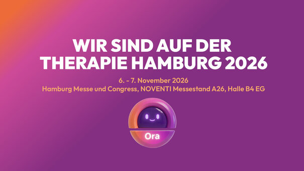 Grafik zur Einladung zur therapie HAMBURG 2026: „Besuchen Sie uns auf der therapie HAMBURG 2026“. Die Veranstaltung findet am 6. und 7. November 2026 in Hamburg statt. NOVENTI ist mit Stand A26 in Halle B4 vertreten. Oben steht „Abrechnung. Software. Telematikinfrastruktur.“ vor einem orange-pinken Farbverlauf mit Punktemuster.