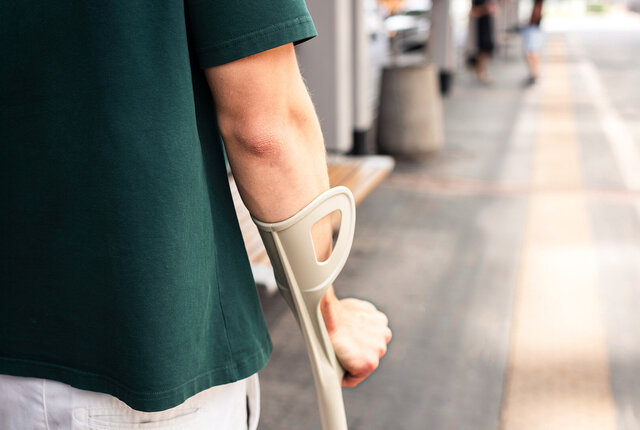 Person mit Unterarmgehstütze