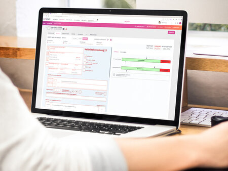 Laptop mit NOVENTI Software zur digitalen Blankoverordnung in der Physiotherapie, Formularansicht zur Rezeptbearbeitung im Praxisalltag.