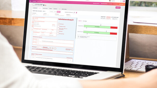 Laptop mit NOVENTI Software zur digitalen Blankoverordnung in der Physiotherapie, Formularansicht zur Rezeptbearbeitung im Praxisalltag.