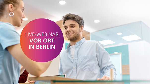 Thgerapeutin und Patient stehen am Empfang - Symbolbild für Vor Ort Webinar in Berlin