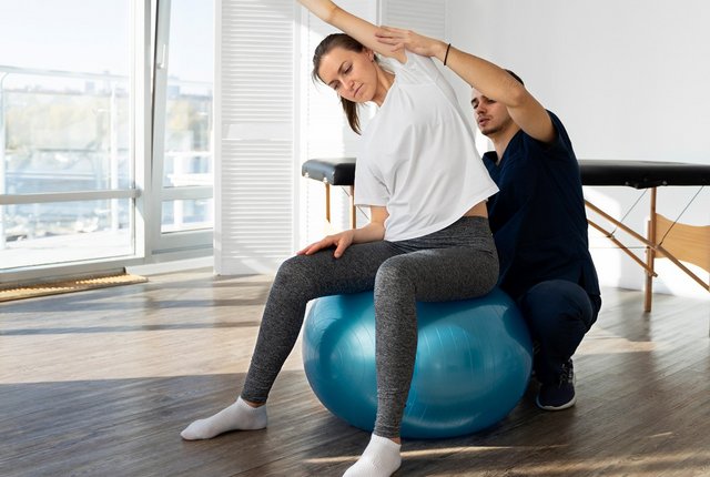 Patientin bei einer physiotherapeutischen Behandlung – Symbolbild für Praxiseröffnung Physiotherapie