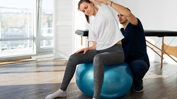 Patientin bei einer physiotherapeutischen Behandlung – Symbolbild für Praxiseröffnung Physiotherapie