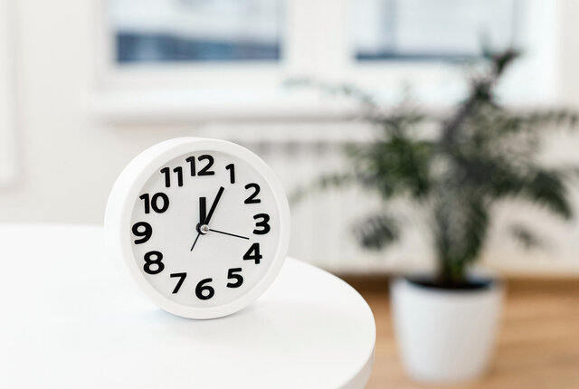 Analoguhr auf einem Tisch in einer Gesundheitseinrichtung – Symbolbild für Zeiterfassung im Praxisalltag.