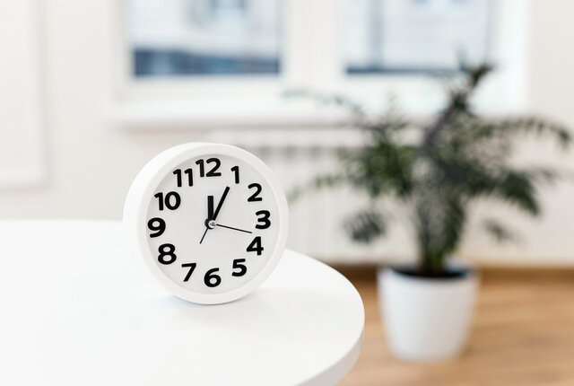 Analoguhr auf einem Tisch in einer Gesundheitseinrichtung – Symbolbild für Zeiterfassung im Praxisalltag.