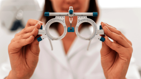 Optikerin hält ein Probierbrillengestell – elektronische Abrechnung in der Augenoptik mit NOVENTI.