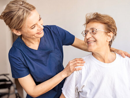 Ambulante Pflegerin mit Patientin – Homecare mit digitaler Abrechnungslösung von NOVENTI.