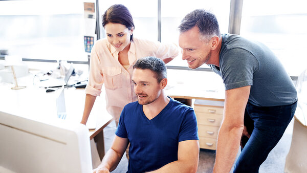 Drei Personen schauen gemeinsam auf einen Bildschirm – digitale Telematikinfrastruktur-Lösungen für Leistungserbringer im Gesundheitswesen.