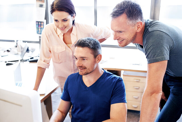 Drei Personen schauen gemeinsam auf einen Bildschirm – digitale Telematikinfrastruktur-Lösungen für Leistungserbringer im Gesundheitswesen.