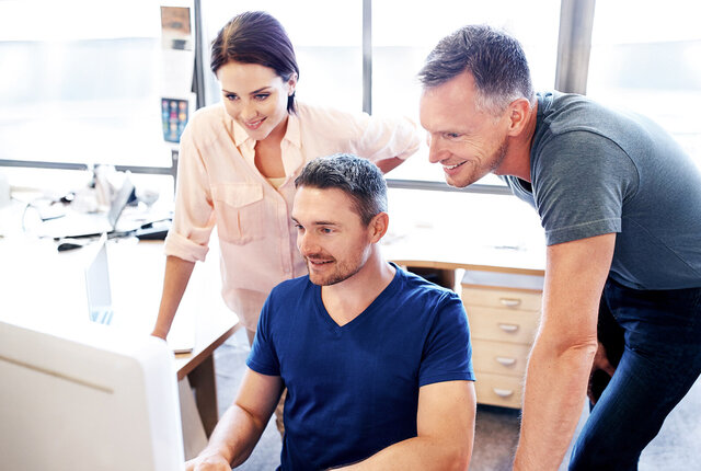 Drei Personen schauen gemeinsam auf einen Bildschirm – digitale Telematikinfrastruktur-Lösungen für Leistungserbringer im Gesundheitswesen.