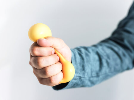 Kind quetscht einen Antistressball – Symbolbild für Ergotherapie Vergütungsvereinbarung – neue Preisliste