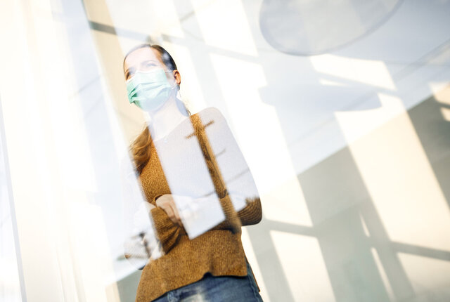 Patientin wartet im Flur – Symbolbild für Verlängerung der Sonderregelungen – Entlassmanagement