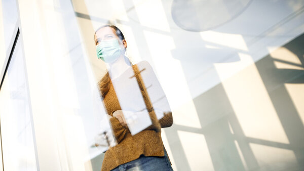 Patientin wartet im Flur – Symbolbild für Verlängerung der Sonderregelungen – Entlassmanagement