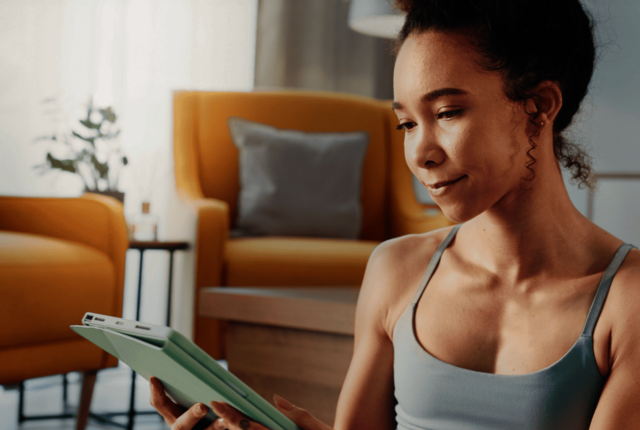 Therapeutin liest auf dem Tablet – Symbolbild für Blogbeiträge NOVENTI