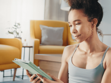 Therapeutin liest auf dem Tablet – Symbolbild für Blogbeiträge NOVENTI