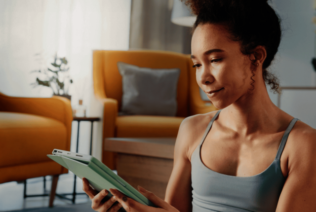 Therapeutin liest auf dem Tablet – Symbolbild für Blogbeiträge NOVENTI
