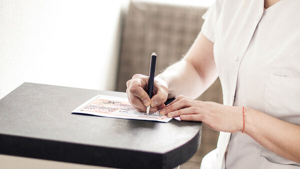 Ausfüllen einer Hilfsmittelverordnung – Symbolbild für alle Infos zu Gültigkeit, Abrechnung und Besonderheiten bei Hilfsmittelverordnungen.