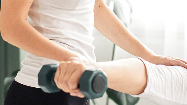 Physiotherapeutin therapiert Patientin