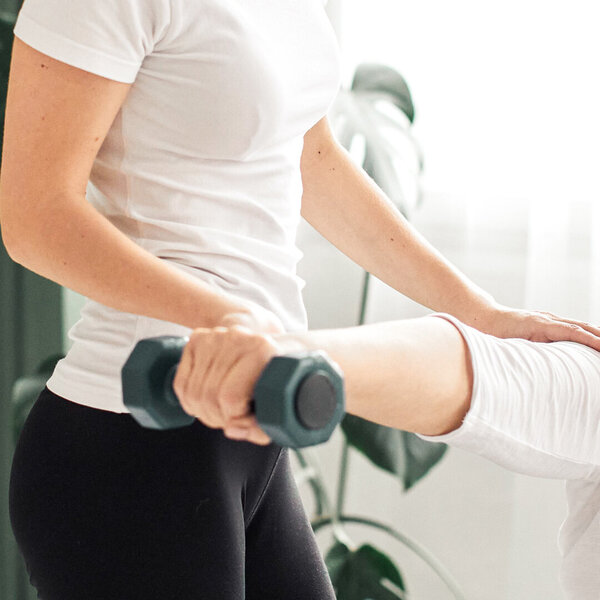 Physiotherapeutin therapiert Patientin