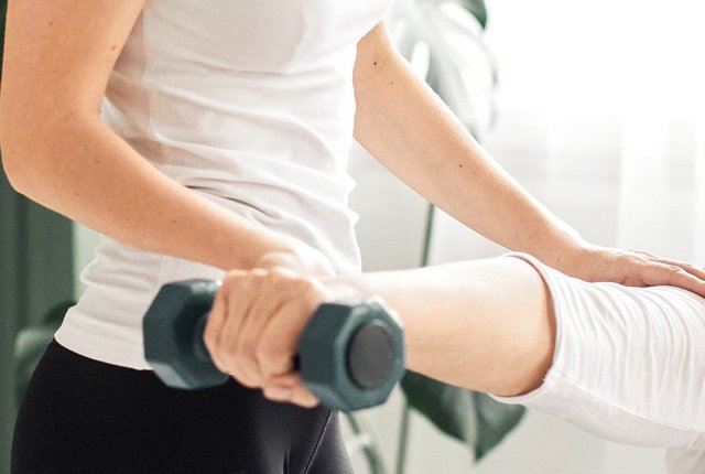 Physiotherapeutin therapiert Patientin