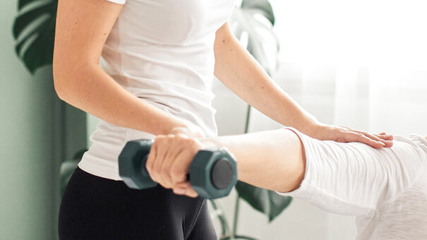 Physiotherapeutin therapiert Patientin