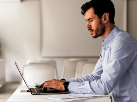 Mann am Laptop bei der digitalen Abrechnung in der Physiotherapie – Interview zum Whitepaper über effiziente Abrechnungsprozesse