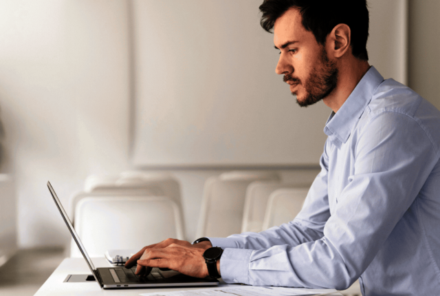 Mann am Laptop bei der digitalen Abrechnung in der Physiotherapie – Interview zum Whitepaper über effiziente Abrechnungsprozesse