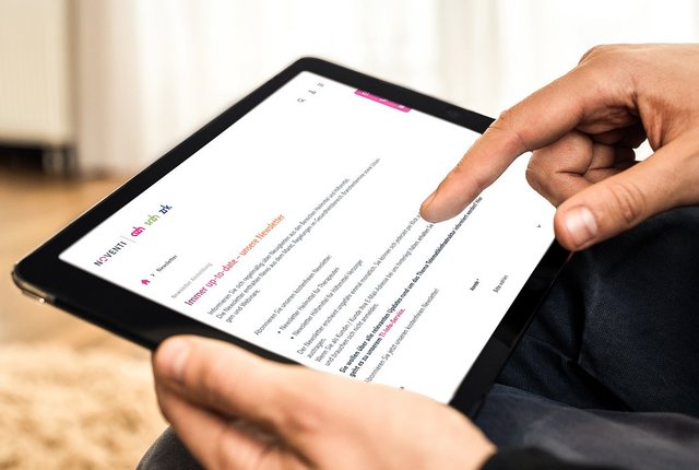 Therapeut abonniert am Tablet den NOVENTI azh srzh zrk Newsletter