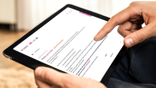 Therapeut abonniert am Tablet den NOVENTI azh srzh zrk Newsletter