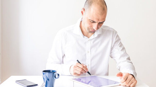 Physiotherapeut erstellt zur Dokumentation einen Therapiebericht auf dem Tablet