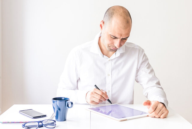 Physiotherapeut erstellt zur Dokumentation einen Therapiebericht auf dem Tablet