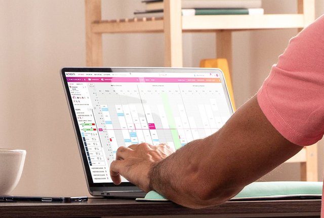 Therapeut arbeitet in der Praxis am Notebook in der Praxissoftware NOVENTI Ora