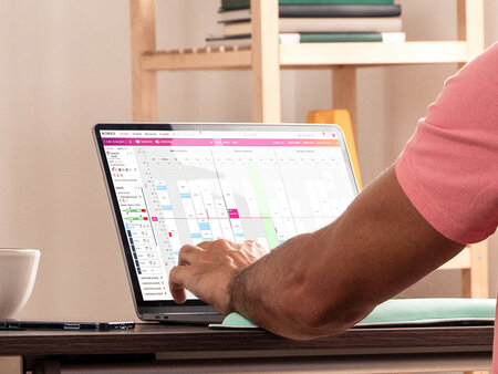Therapeut arbeitet in der Praxis am Notebook in der Praxissoftware NOVENTI Ora