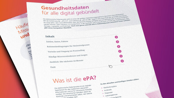Zwei übereinanderliegende Broschürenseiten vor pink-lilafarbenem Hintergrund zeigen Informationen zur elektronischen Patientenakte