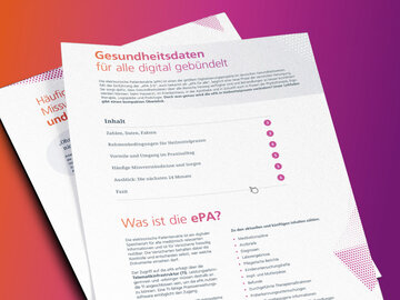 Zwei übereinanderliegende Broschürenseiten vor pink-lilafarbenem Hintergrund zeigen Informationen zur elektronischen Patientenakte