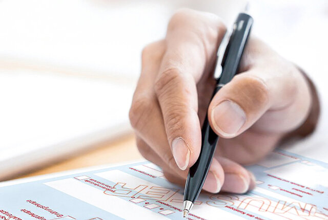 Heilmittelerbringer füllt Heilmittelverordnung Muster 13 aus – Fokus auf die Unterschrift des Patienten, Behandlungsbeginn und Angaben zur Therapie wie Krankengymnastik oder manuelle Therapie. Relevant für die Abrechnung, Gültigkeit und korrektes Ausfüllen der Rückseite.