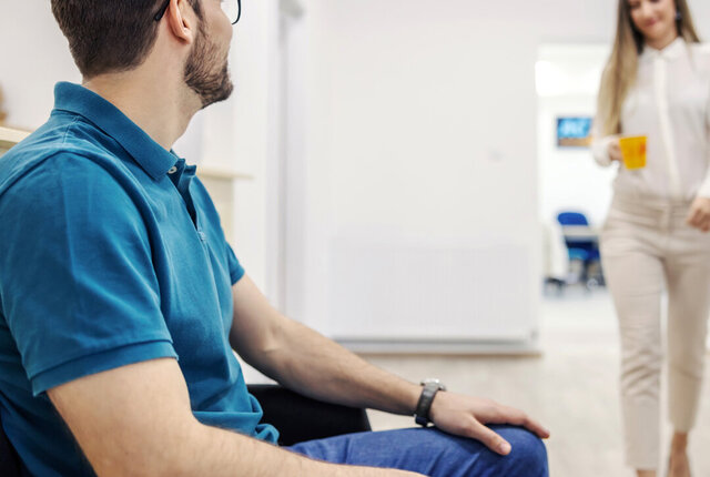 Patient wartet im Wartebereich einer Heilmittelpraxis – Symbolbild Das E-Rezept für Heilmittelpraxen: Revolution im Praxisalltag oder neue Herausforderung?