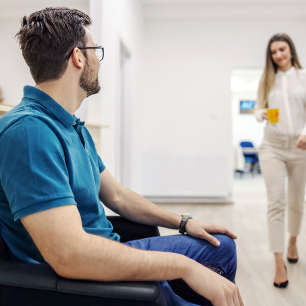 Patient wartet im Wartebereich einer Heilmittelpraxis – Symbolbild Das E-Rezept für Heilmittelpraxen: Revolution im Praxisalltag oder neue Herausforderung?