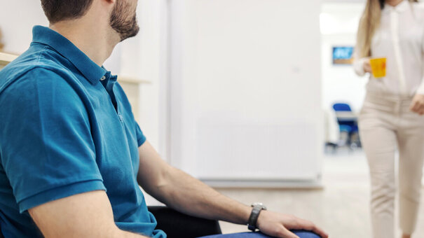 Patient wartet im Wartebereich einer Heilmittelpraxis – Symbolbild Das E-Rezept für Heilmittelpraxen: Revolution im Praxisalltag oder neue Herausforderung?