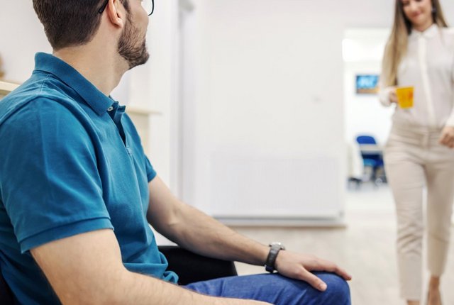 Patient wartet im Wartebereich einer Heilmittelpraxis – Symbolbild Das E-Rezept für Heilmittelpraxen: Revolution im Praxisalltag oder neue Herausforderung?