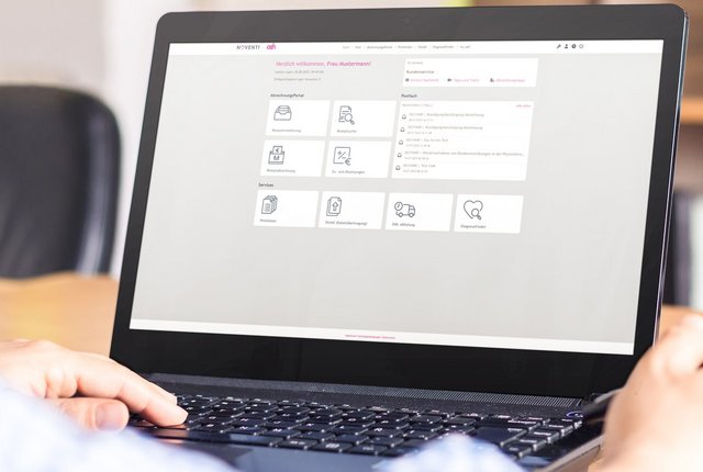 Laptop mit geöffneter Software azh Abrechnungsportal, zeigt Menü mit Optionen wie Rezepteinlieferung, Rezeptsuche, Rezeptabrechnung