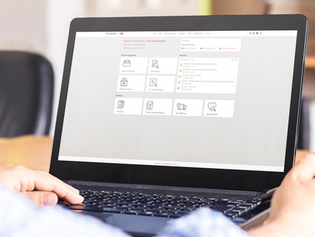 Laptop mit geöffneter Software azh Abrechnungsportal, zeigt Menü mit Optionen wie Rezepteinlieferung, Rezeptsuche, Rezeptabrechnung