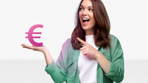 Junge Frau zeigt begeistert auf ein Euro-Zeichen – Symbolbild für schnelle, sichere und digitale Abrechnung mit NOVENTI für Heilmittelerbringer