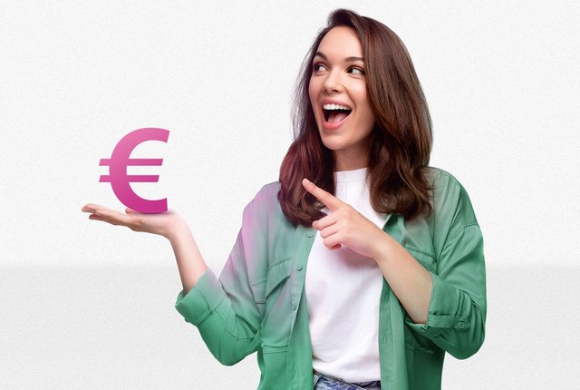 Junge Frau zeigt begeistert auf ein Euro-Zeichen – Symbolbild für schnelle, sichere und digitale Abrechnung mit NOVENTI für Heilmittelerbringer