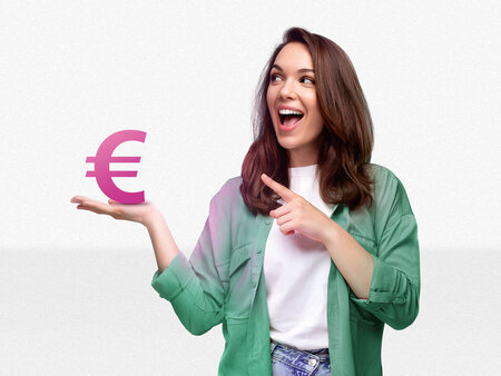 Junge Frau zeigt begeistert auf ein Euro-Zeichen – Symbolbild für schnelle, sichere und digitale Abrechnung mit NOVENTI für Heilmittelerbringer