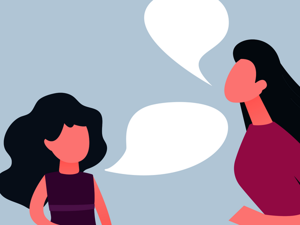 Logopädin macht Sprachübungen mit einem Kind