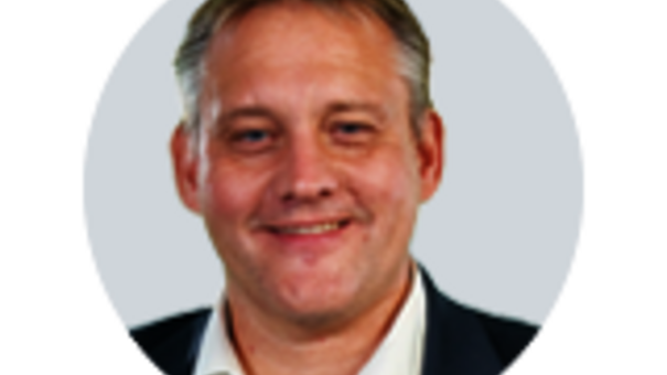 Porträtaufnahme von Sales Manager Peter Fonrobert mit kurzer, heller Frisur, hellem Hemd und dunklem Sakko vor neutralem Hintergrund.