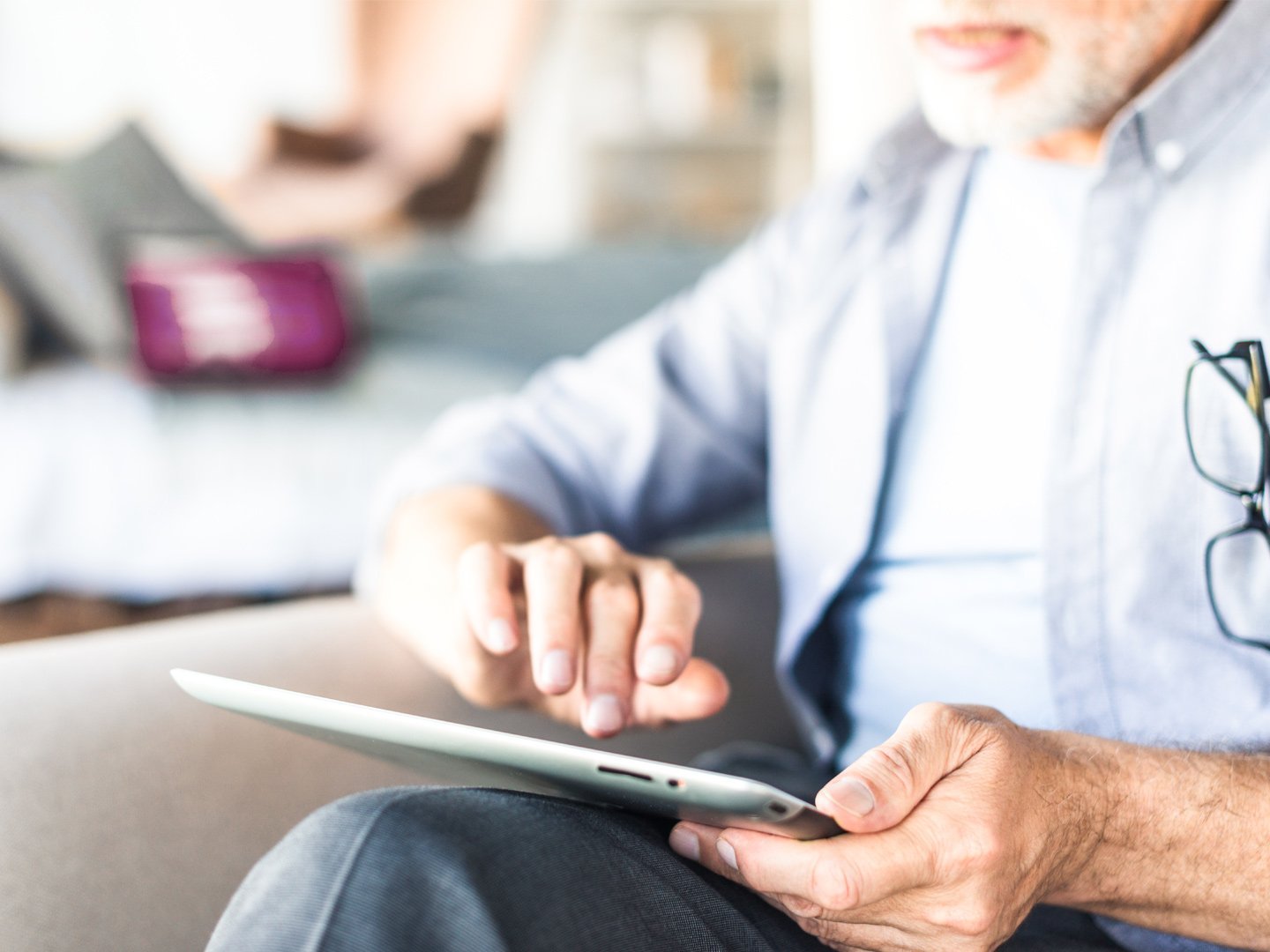 Mann benutzt ein Tablet – Symbolbild für Heilmittelkatalog – richtig nutzen, sorgenfrei abrechnen