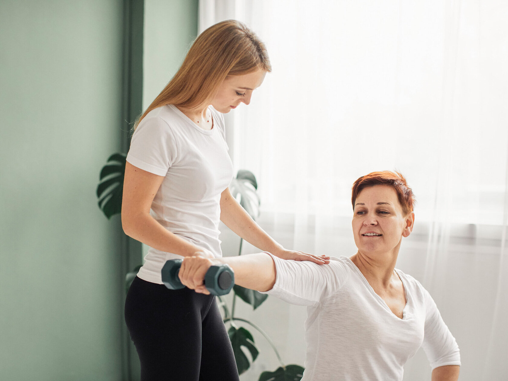 Physiotherapeutin behandelt eine Frau